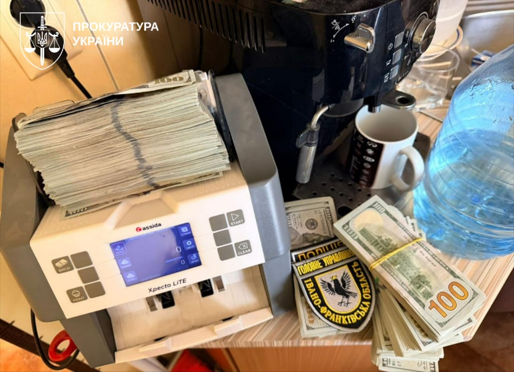 Елітні авто, мільйони готівки. Що вилучено у топпосадовців Нацполіції (фото) фото 2