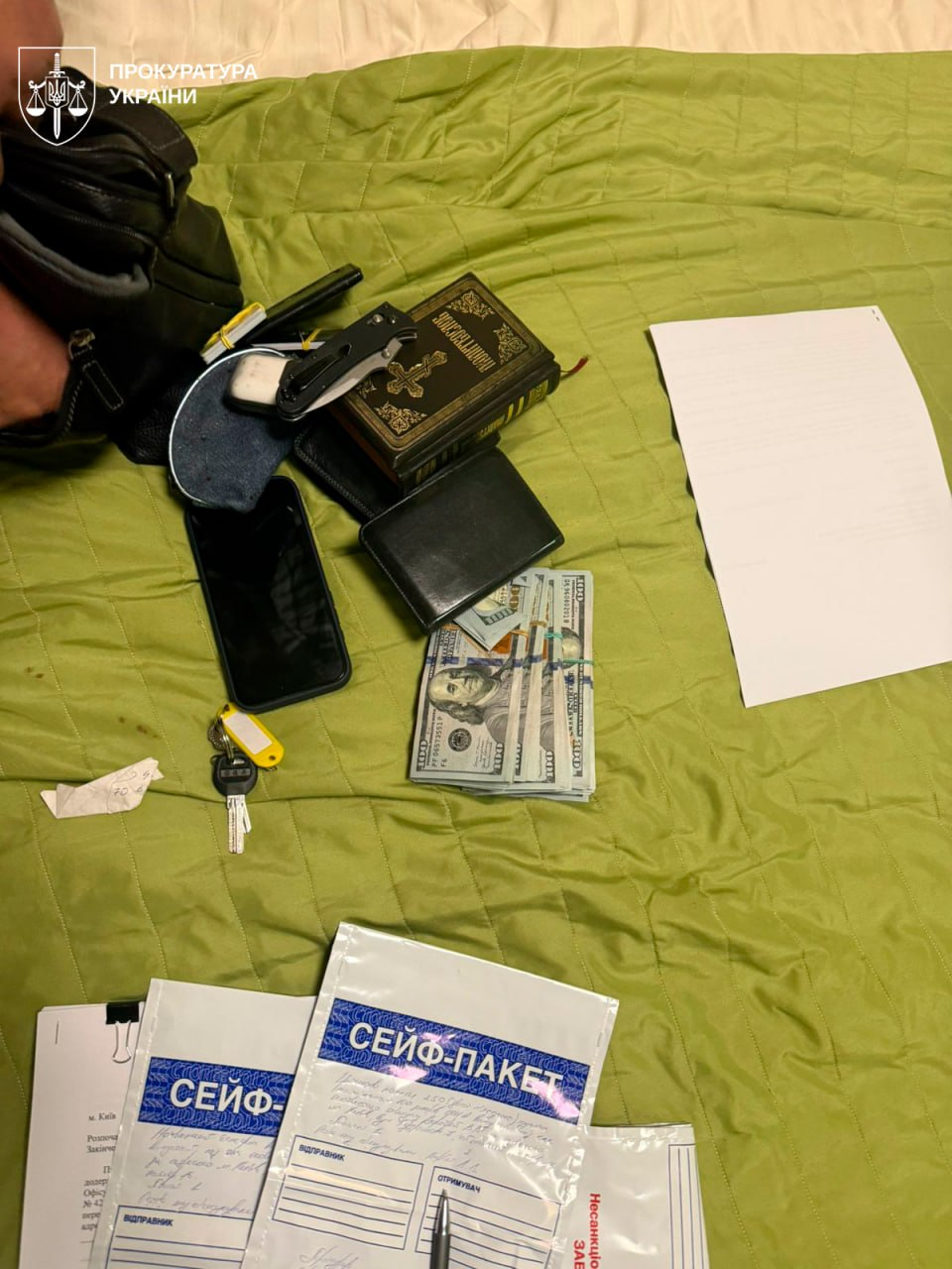 Елітні авто, мільйони готівки. Що вилучено у топпосадовців Нацполіції (фото) фото 9