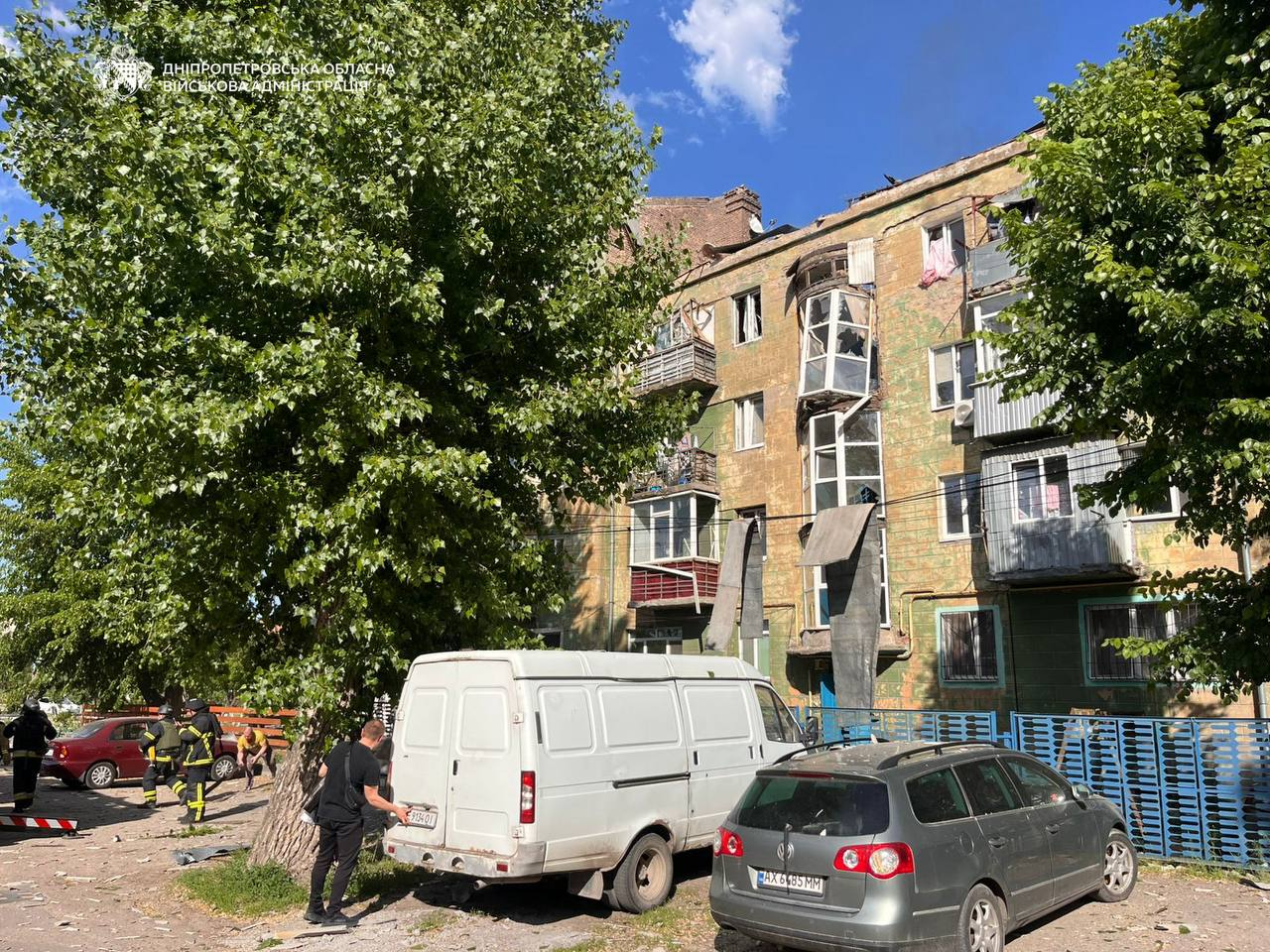 Росіяни атакували багатоповерхівки у Дніпрі, є поранені (фото) фото 2