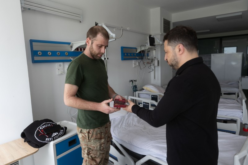 Президент відвідав та нагородив поранених військових на Рівненщині фото 1