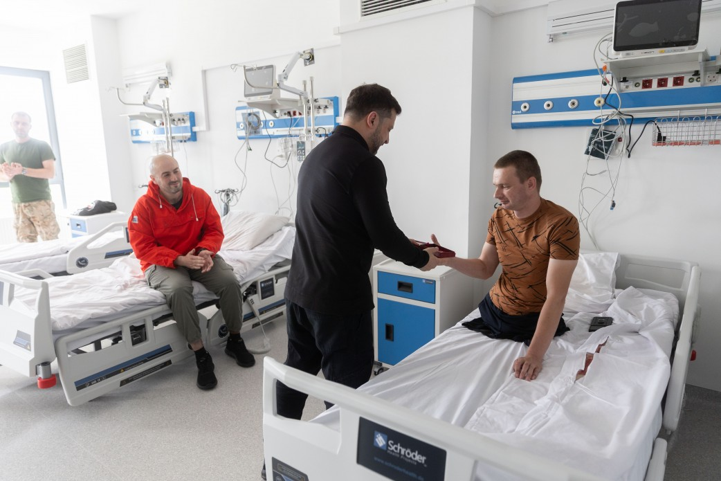 Президент відвідав та нагородив поранених військових на Рівненщині фото 3