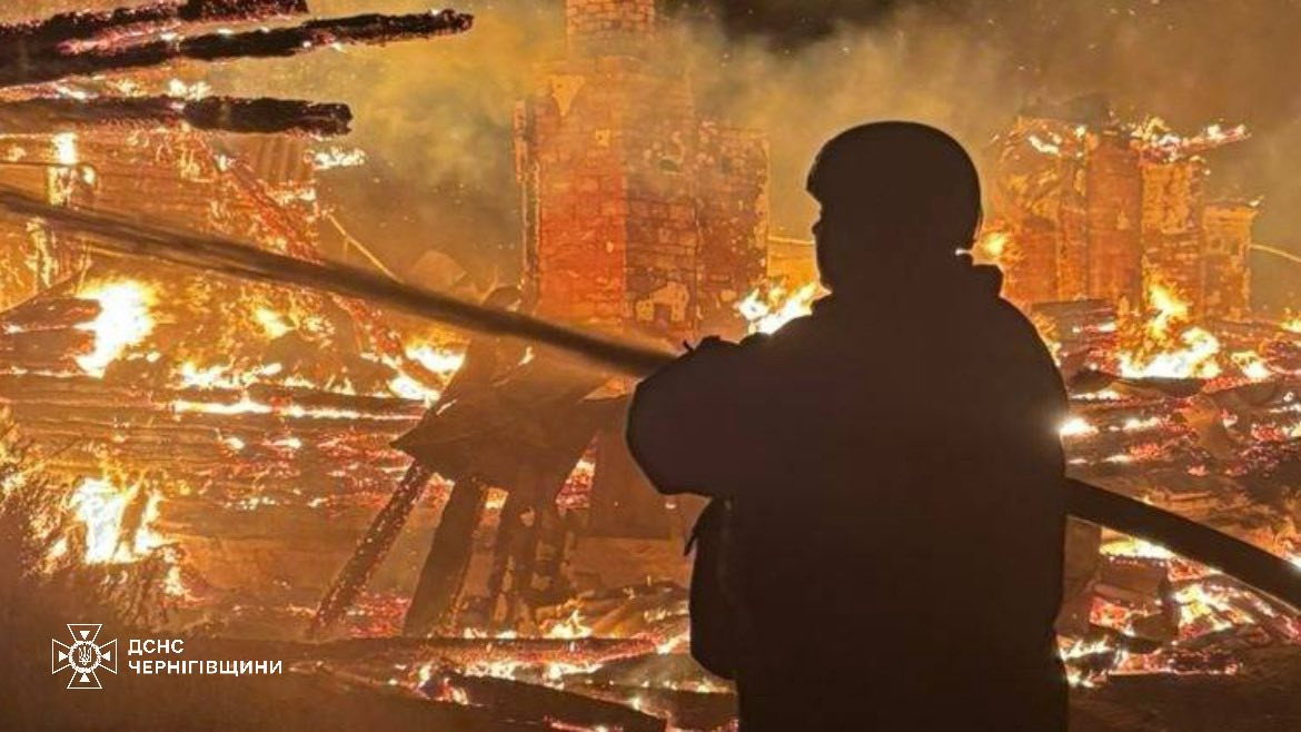 Окупанти вщент знищили школу на Чернігівщині: моторошні фото фото 3