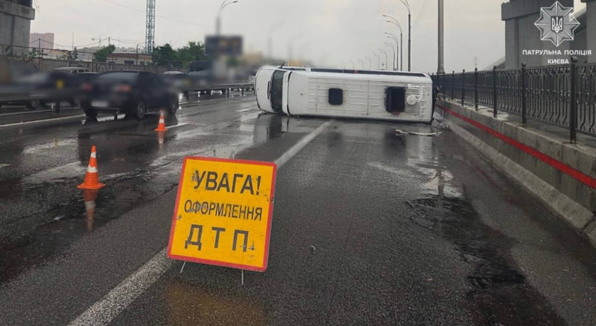 У Києві перекинувся мікроавтобус: де виникли затори (фото) фото 4