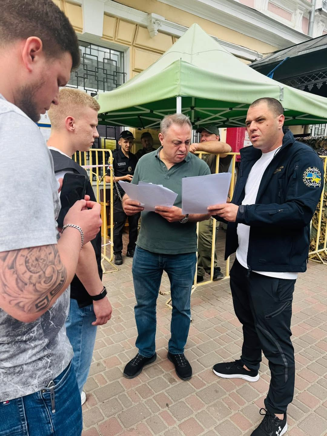 Власника ресторану, який побив жінку в Одесі, позбавлено дозволу на проживання в Україні фото 1