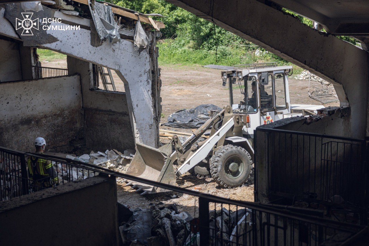 Атака на кінно-спортивну школу в Сумах: рятувальники показали наслідки фото 2