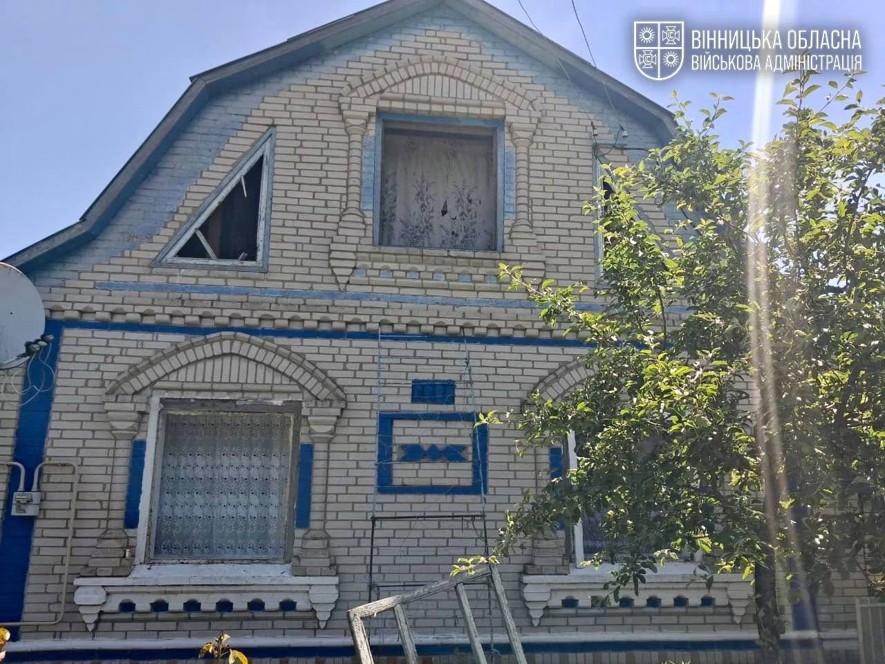 На Вінниччині постраждали будинки через російську атаку (фото) фото 3