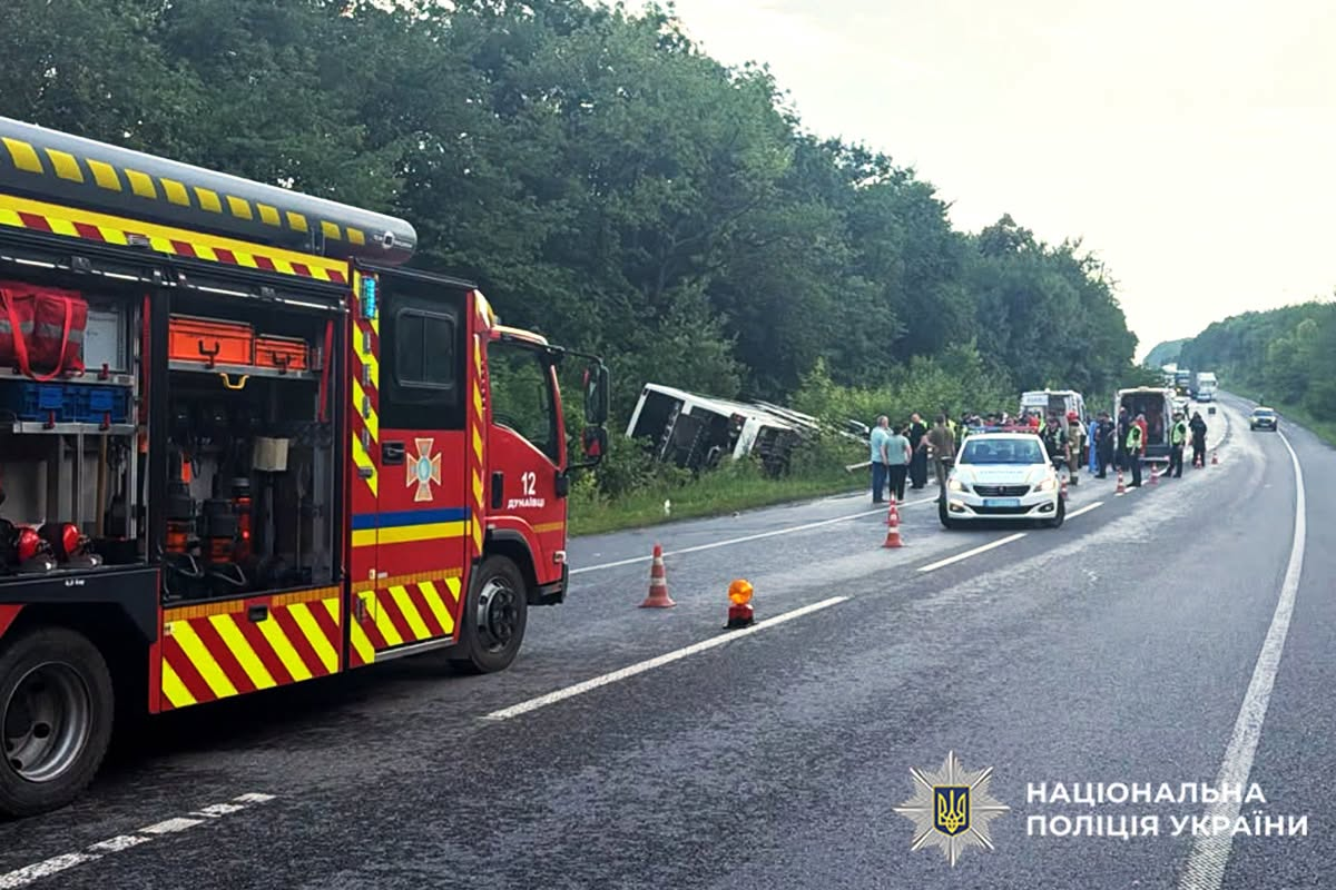 На Хмельниччині перекинувся туристичний автобус, що прямував з Києва до Болгарії фото 2