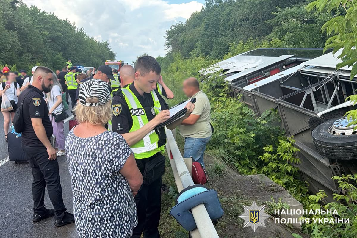 На Хмельниччині перекинувся туристичний автобус, що прямував з Києва до Болгарії фото 1