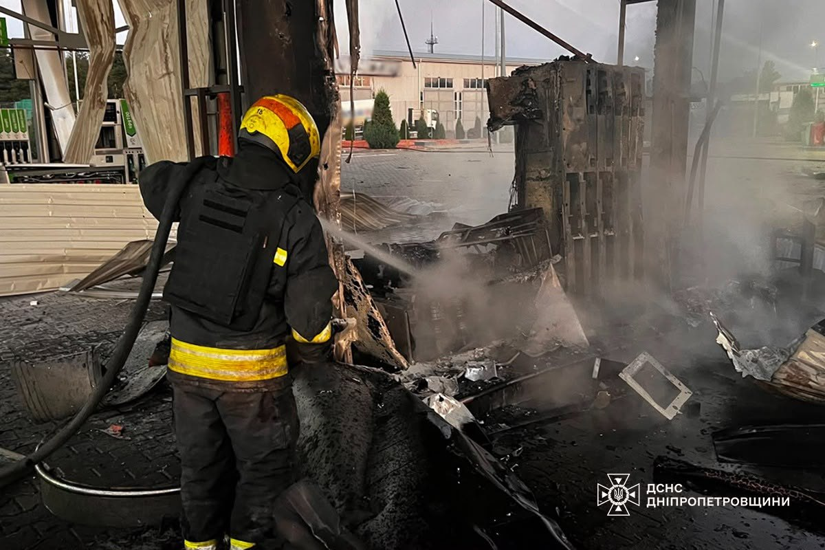 Удар по АЗС на Дніпропетровщині: рятувальники показали наслідки фото 1