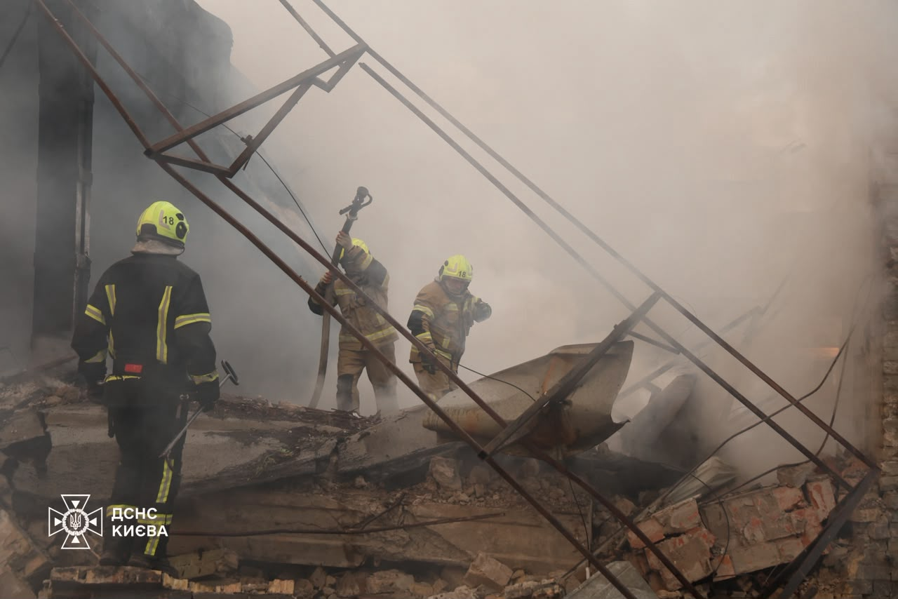 Атака на Київ: рятувальники показали наслідки фото 3
