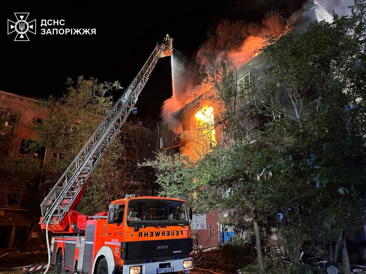 Удар по Запоріжжю: рятувальники показали наслідки атаки (фото) фото 2