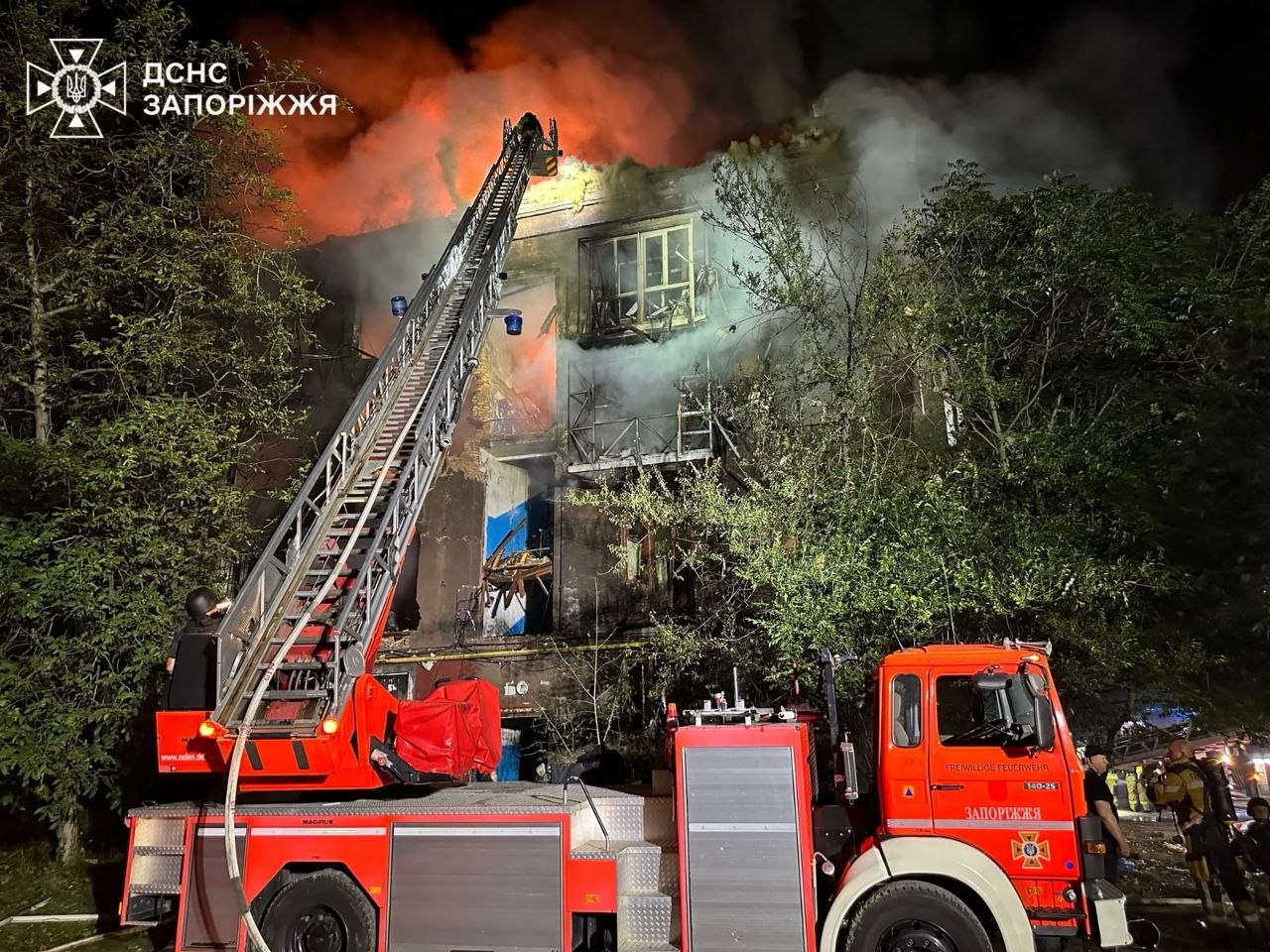 Удар по Запоріжжю: рятувальники показали наслідки атаки (фото) фото 4