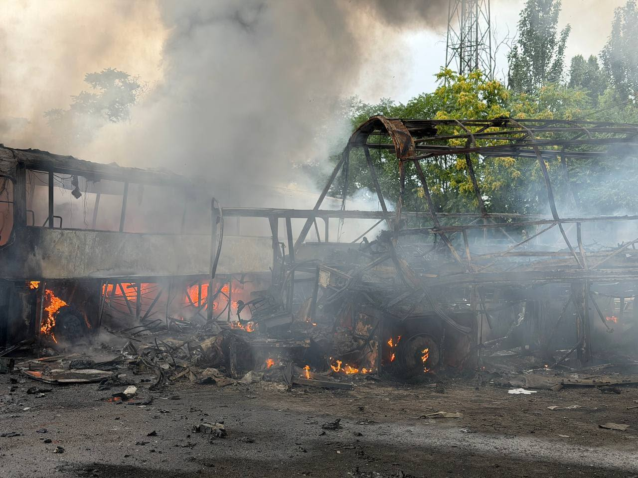 Удар по Одесі: постраждали люди, загорілися автобуси фото 1