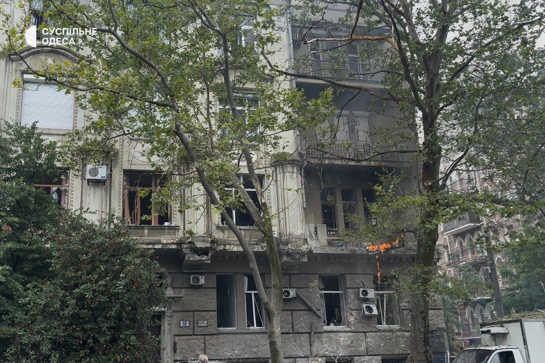 Росіяни вдарили по Одесі: постраждали люди, пошкоджено житловий будинок фото 1
