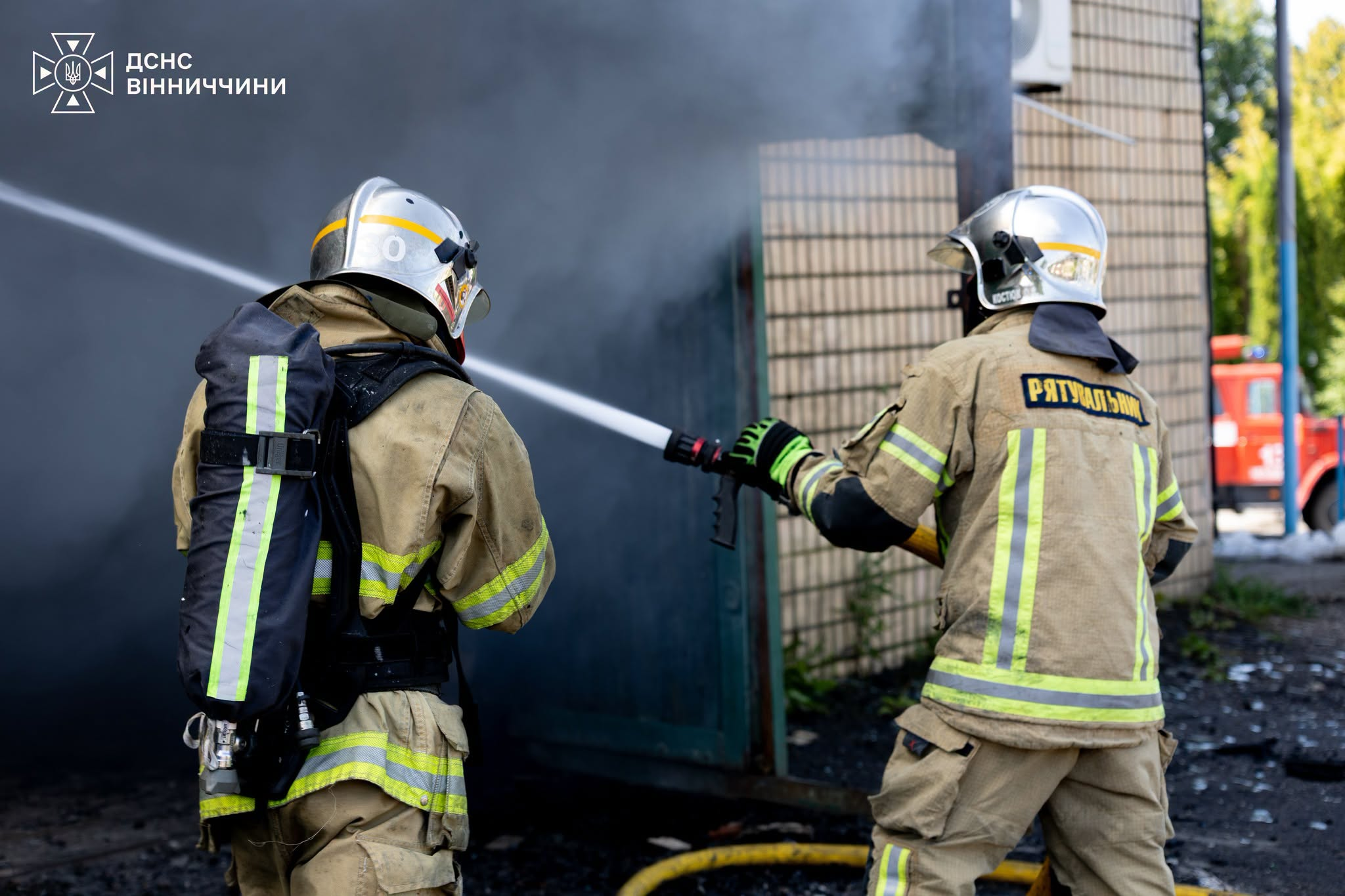 Рятувальники ліквідували наслідки російського удару по Вінниччині (фото) фото 4