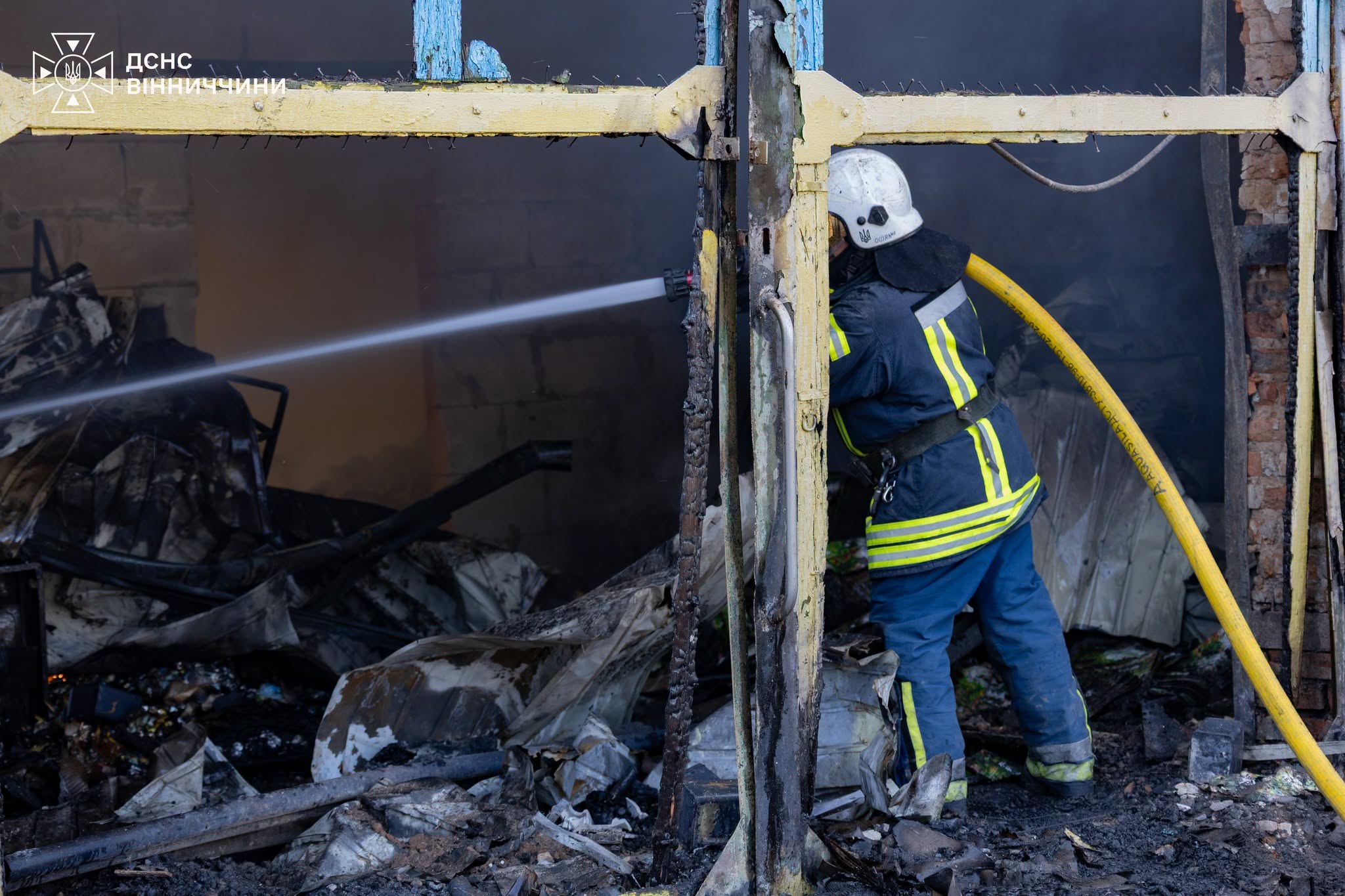 Рятувальники ліквідували наслідки російського удару по Вінниччині (фото) фото 5