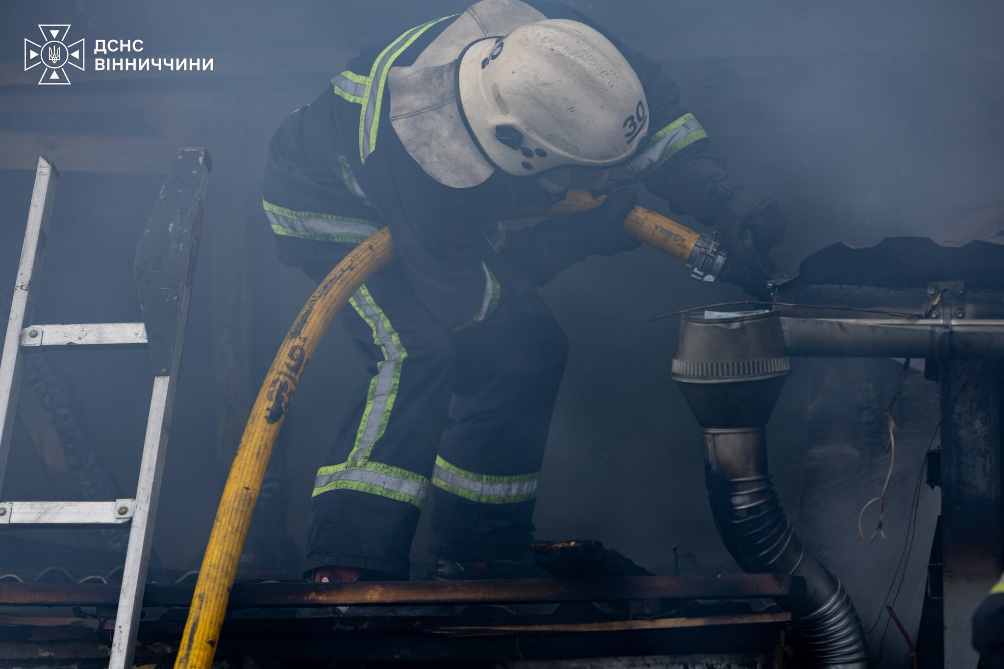 Рятувальники ліквідували наслідки російського удару по Вінниччині (фото) фото 7