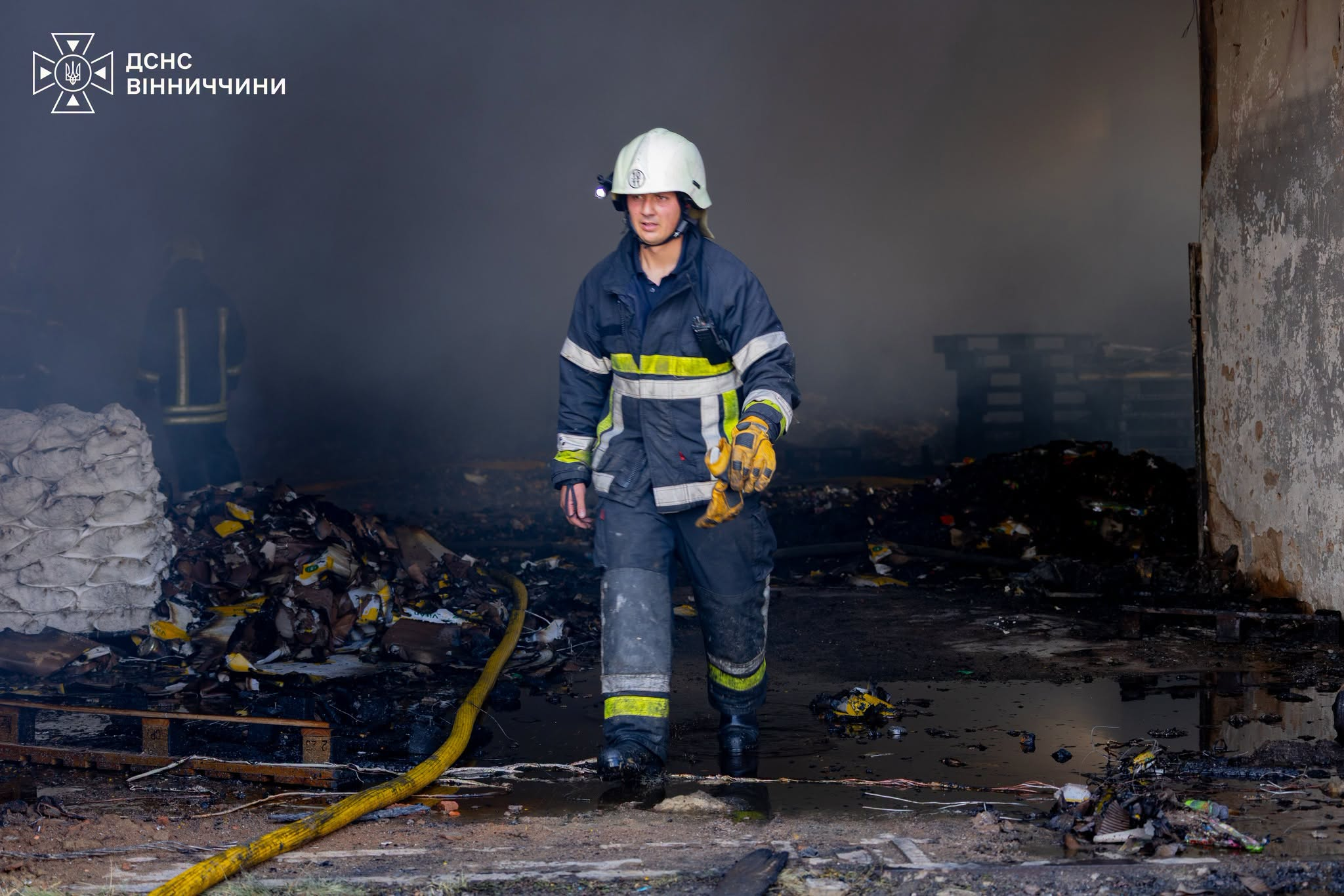Рятувальники ліквідували наслідки російського удару по Вінниччині (фото) фото 6
