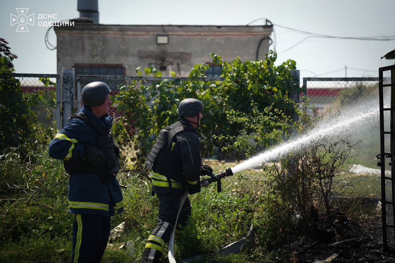 Удар по об’єкту транспортної інфраструктури на Одещині: поранено 10 людей (оновлено) фото 3
