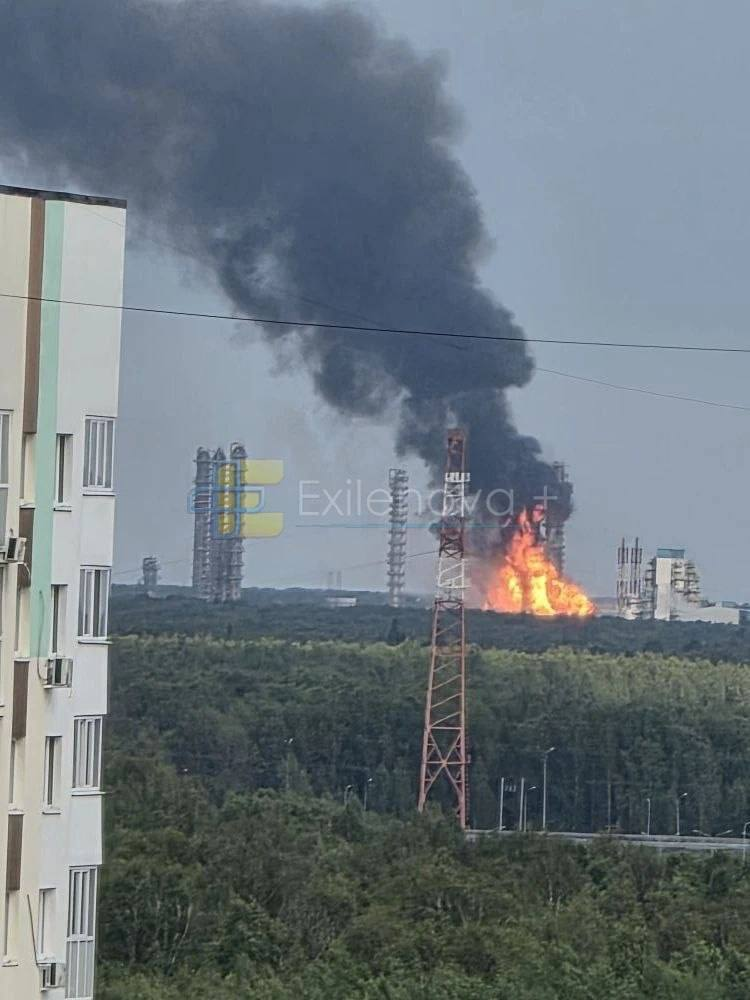 У Тюменській області спалахнуло нафтохімічне підприємство після атаки дронів фото 1