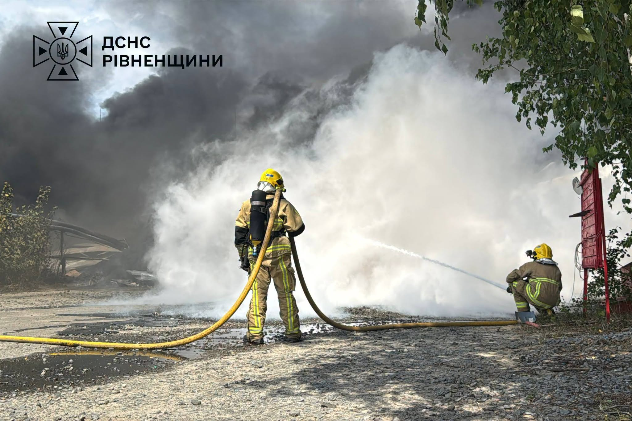 Рівненщина: спалахнула масштабна пожежа на заводі з виробництва пінопласту фото 2