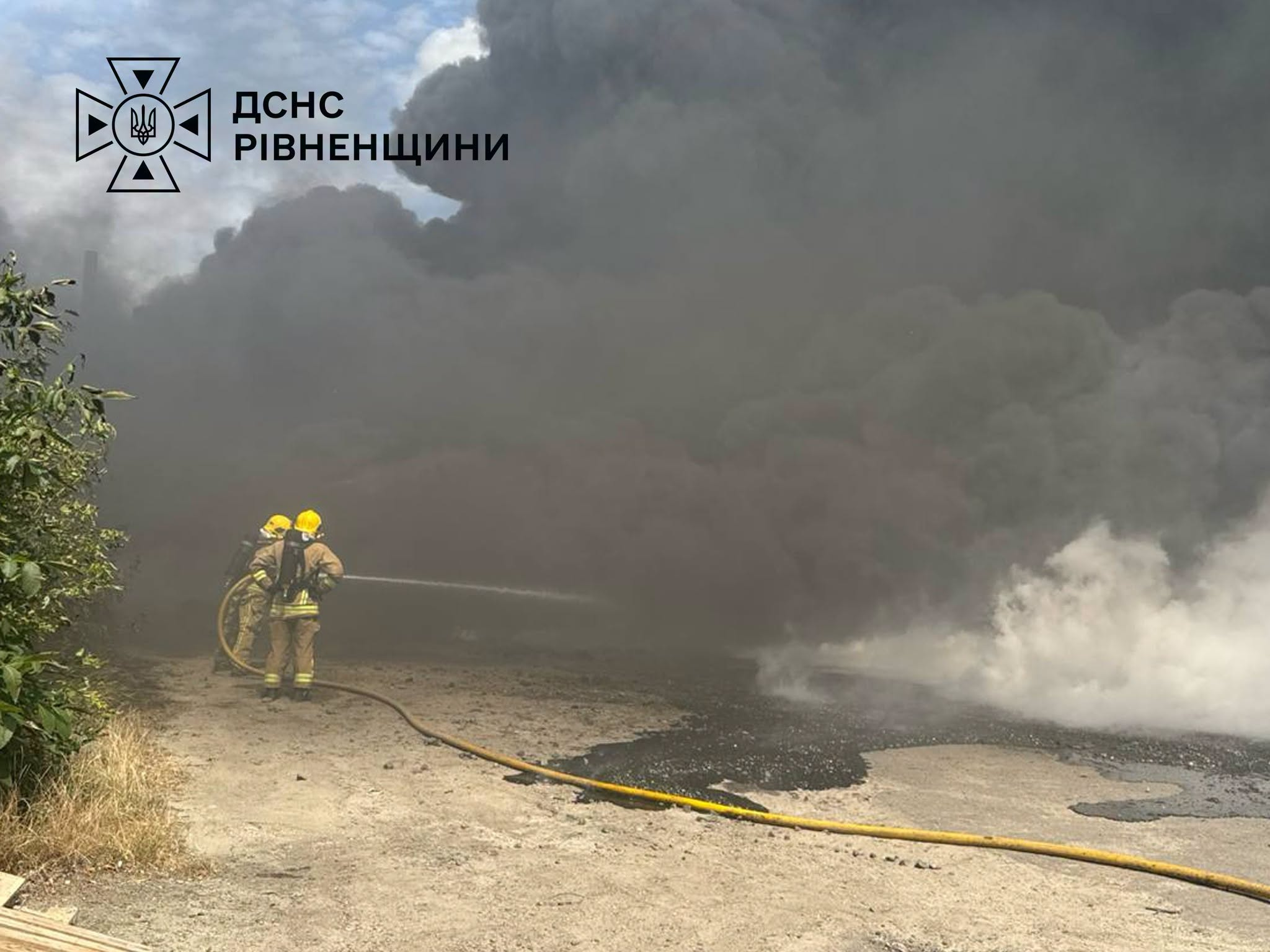 Рівненщина: спалахнула масштабна пожежа на заводі з виробництва пінопласту фото 3