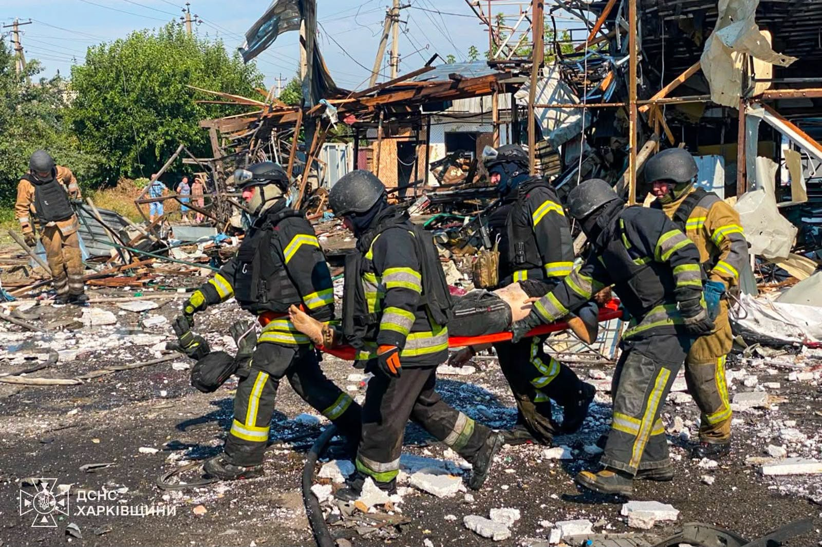 Удар по Печенігах на Харківщині. Зеленський пообіцяв відплату Росії фото 4