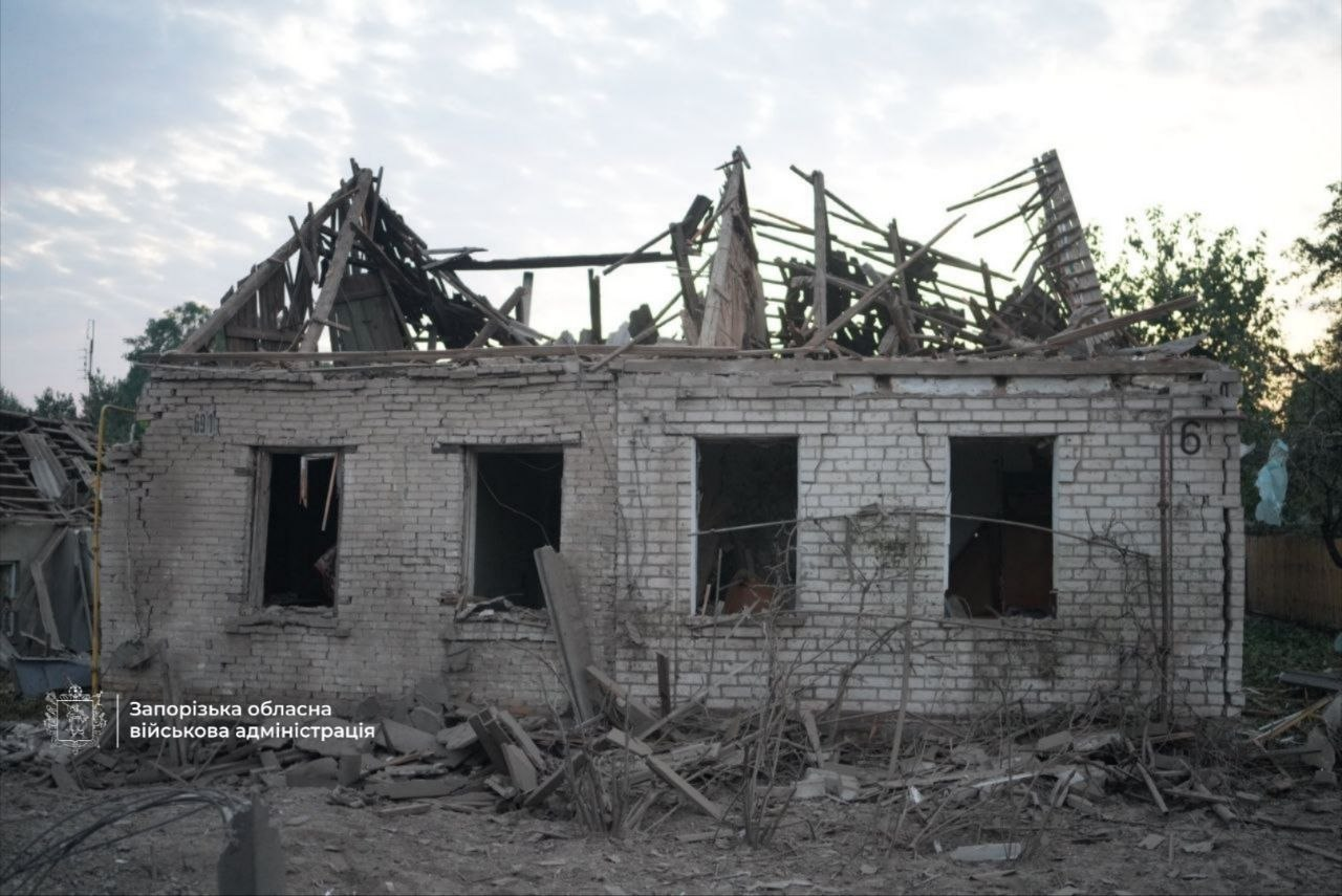 РФ вдарила КАБом по Запоріжжю: виникла пожежа, пошкоджено будинки фото 3