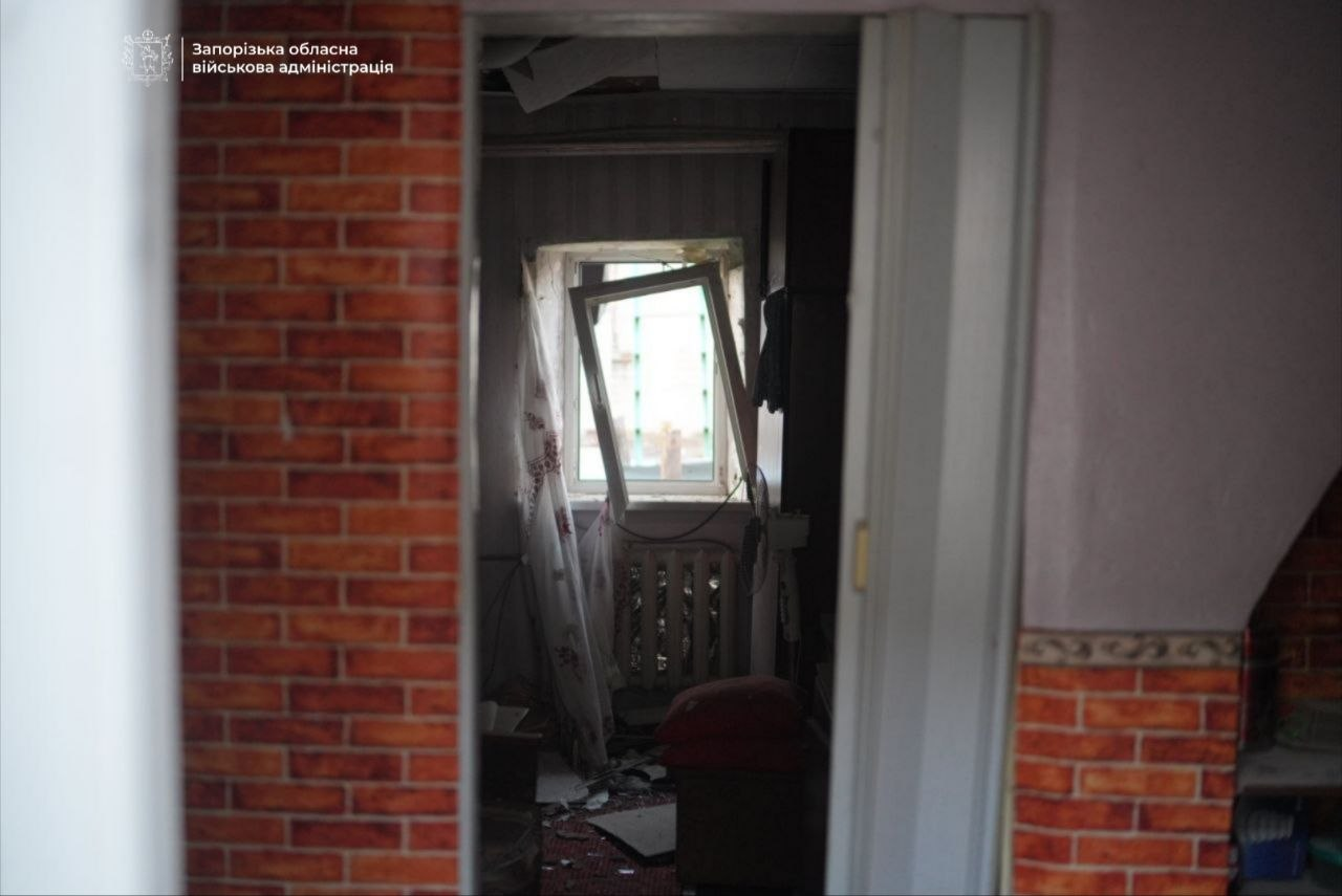 РФ вдарила КАБом по Запоріжжю: виникла пожежа, пошкоджено будинки фото 4