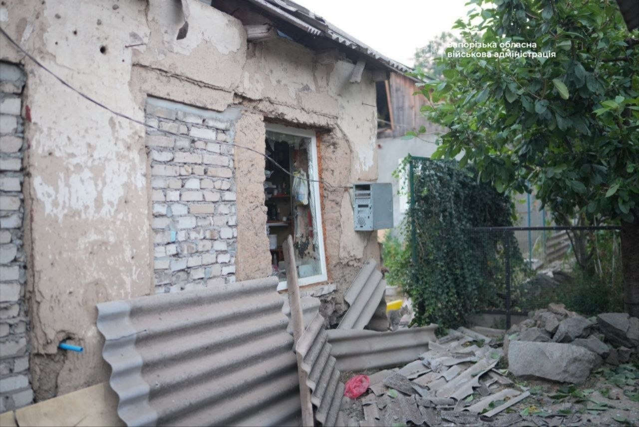 РФ вдарила КАБом по Запоріжжю: виникла пожежа, пошкоджено будинки фото 5