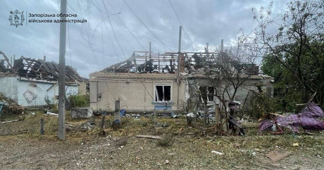 РФ вдарила КАБом по Запоріжжю: виникла пожежа, пошкоджено будинки фото 6
