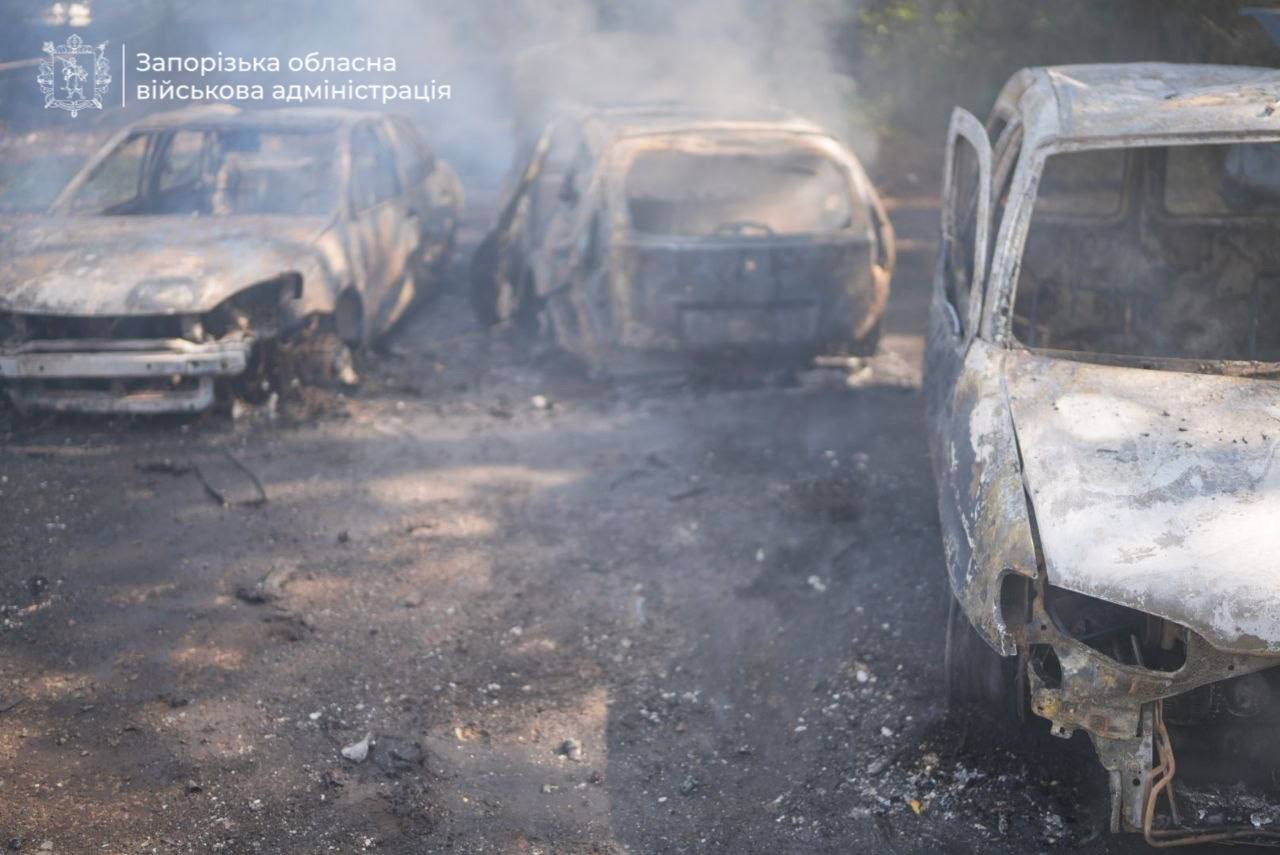 Удар по Запоріжжю: поранено людей, спалахнула пожежа на автостоянці (фото) фото 1