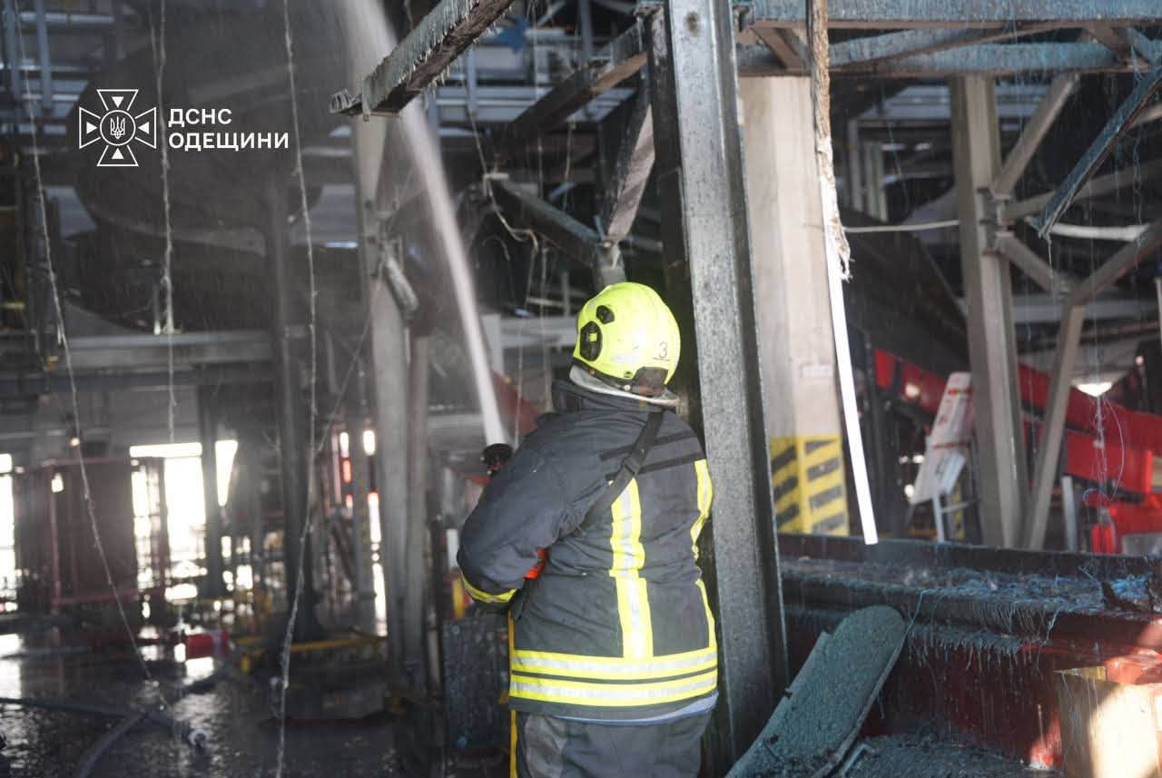 Удар по терміналу «Нової пошти» на Одещині: рятувальники показали наслідки фото 3