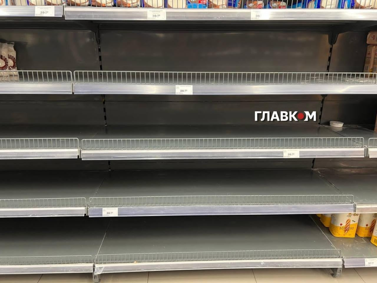 Частина полиць порожня у Varus