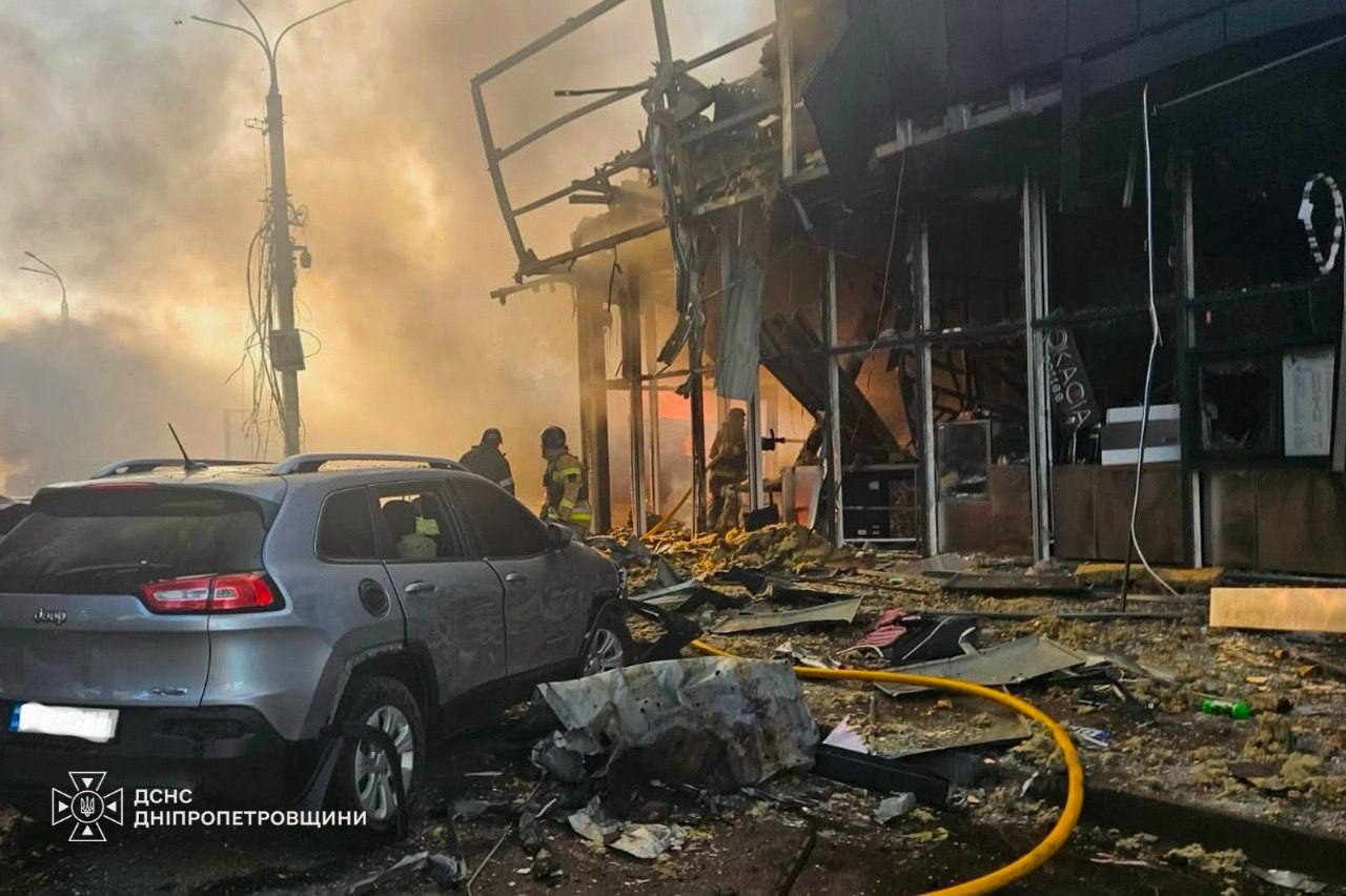Окупанти атакували Павлоград: є загиблі, майже 70 людей поранено (оновлено) фото 1