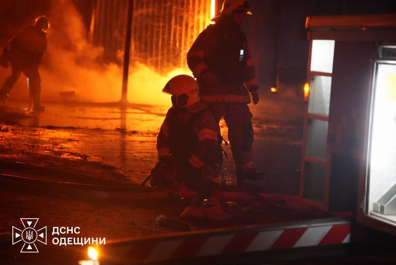 Масштабна пожежа на складах через обстріл РФ на Одещині: фото наслідків фото 6