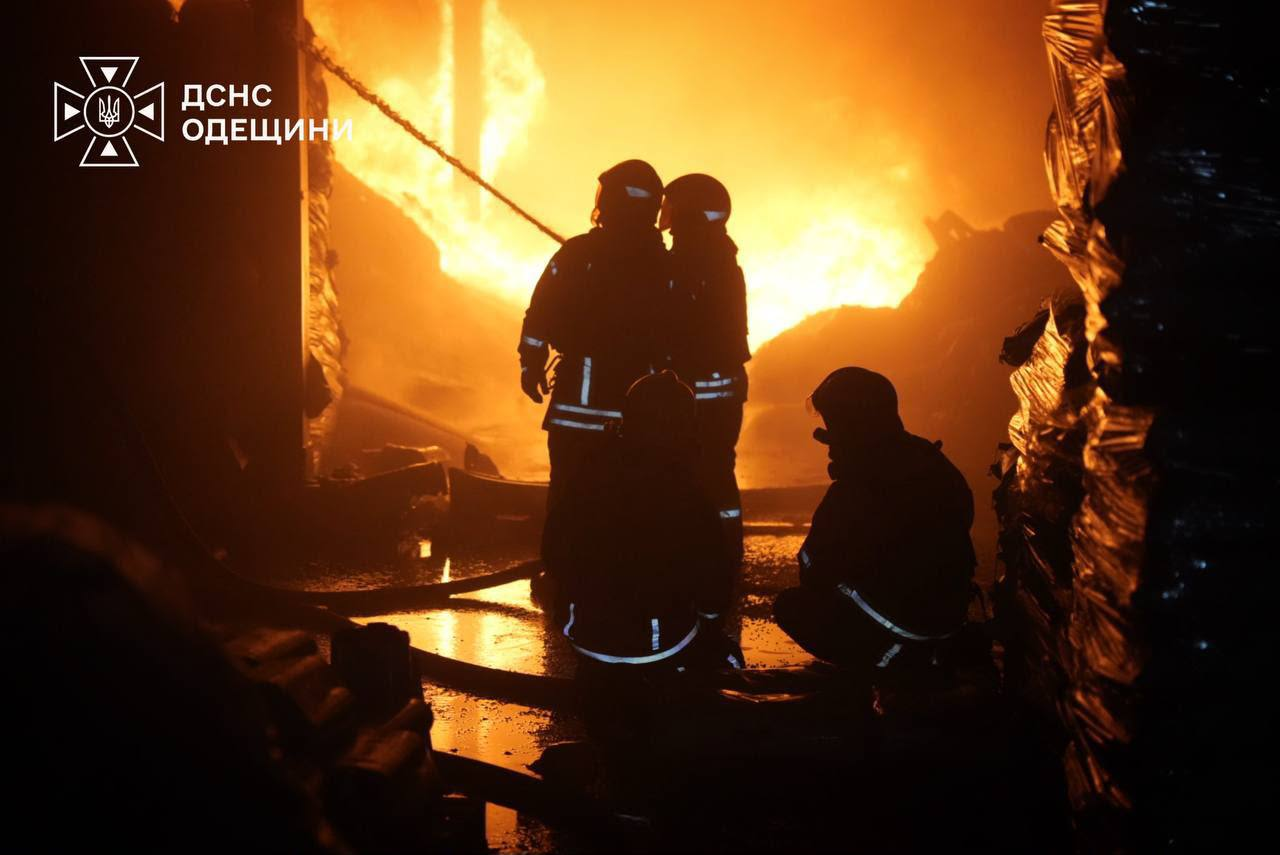 Масштабна пожежа на складах через обстріл РФ на Одещині: фото наслідків фото 8