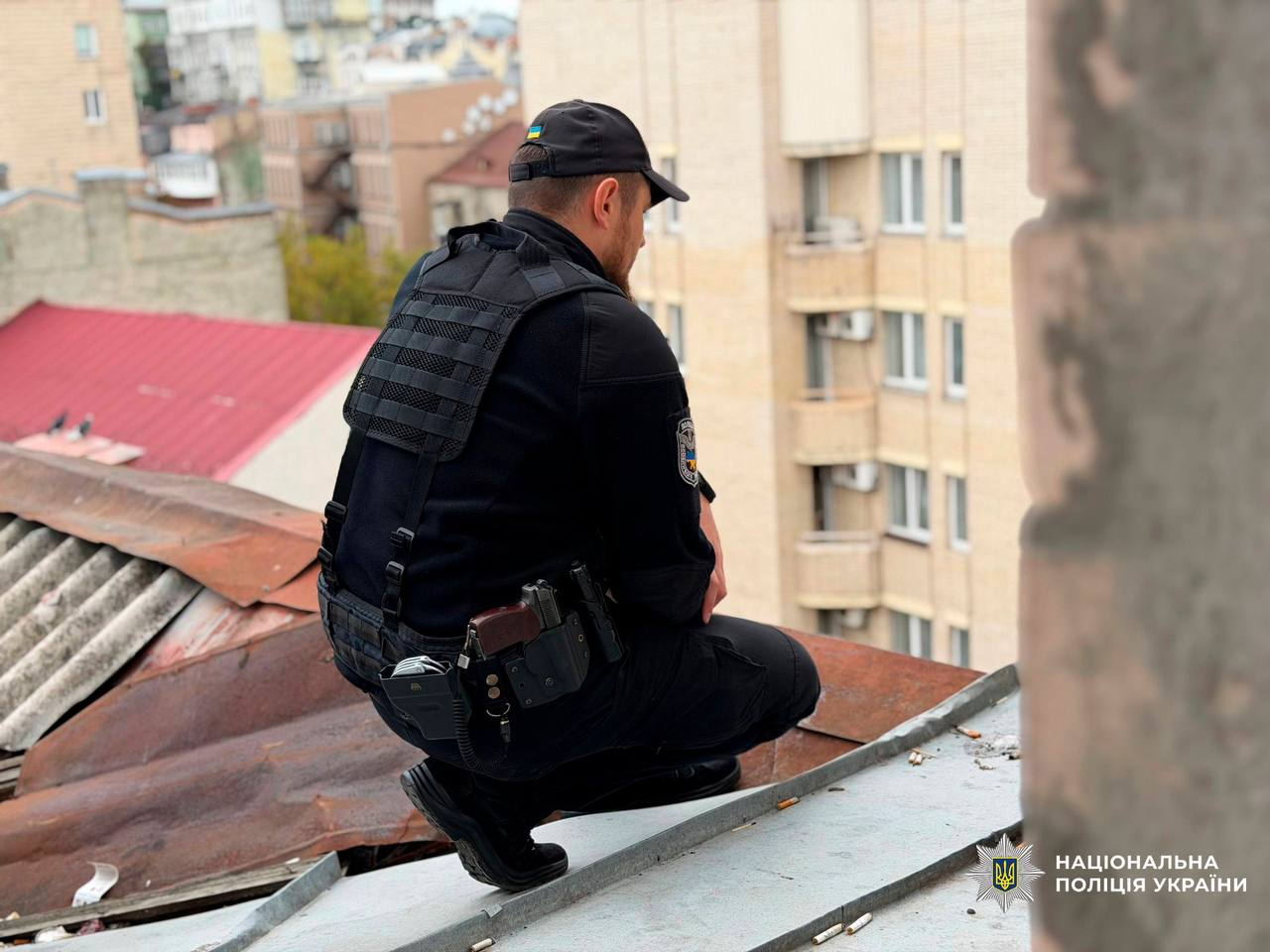 У столиці поліцейські врятували чоловіка, який хотів стрибнути з даху п’ятиповерхівки