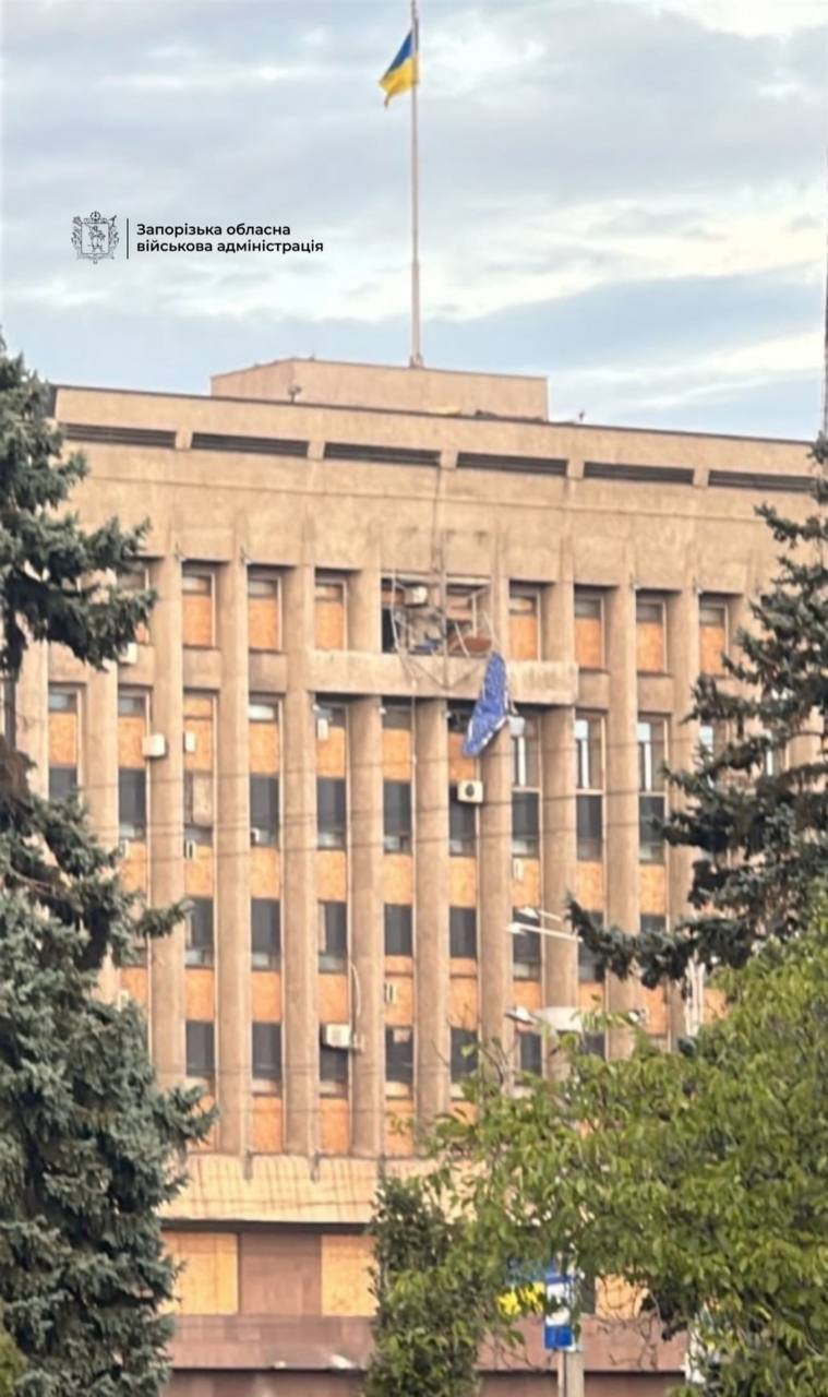 Російський дрон влучив у герб на будівлі Запорізької облради (фото) фото 1