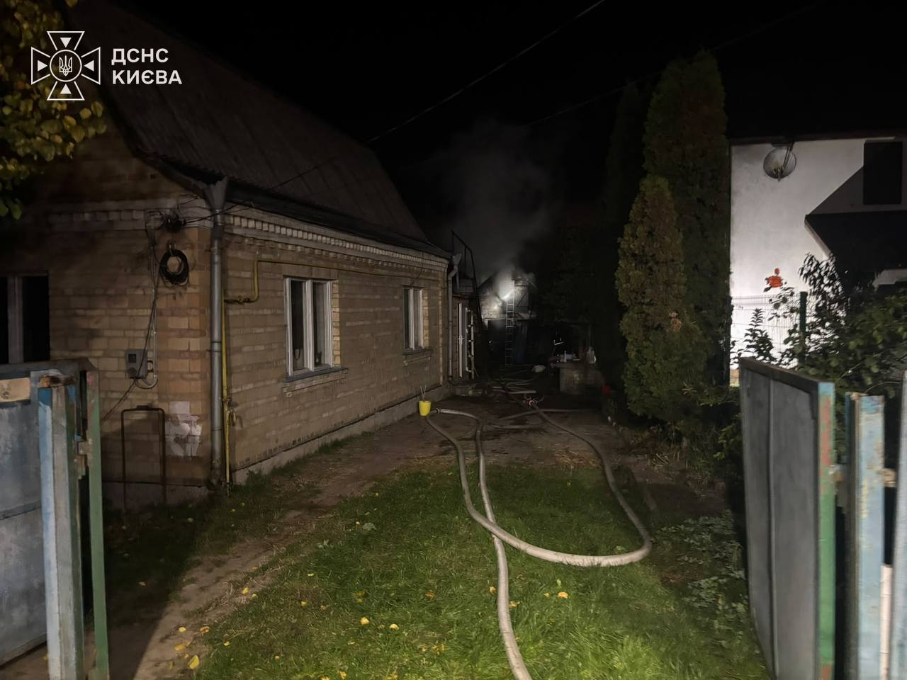 Окупанти обстріляли житловий сектор у столиці: фото наслідків фото 5