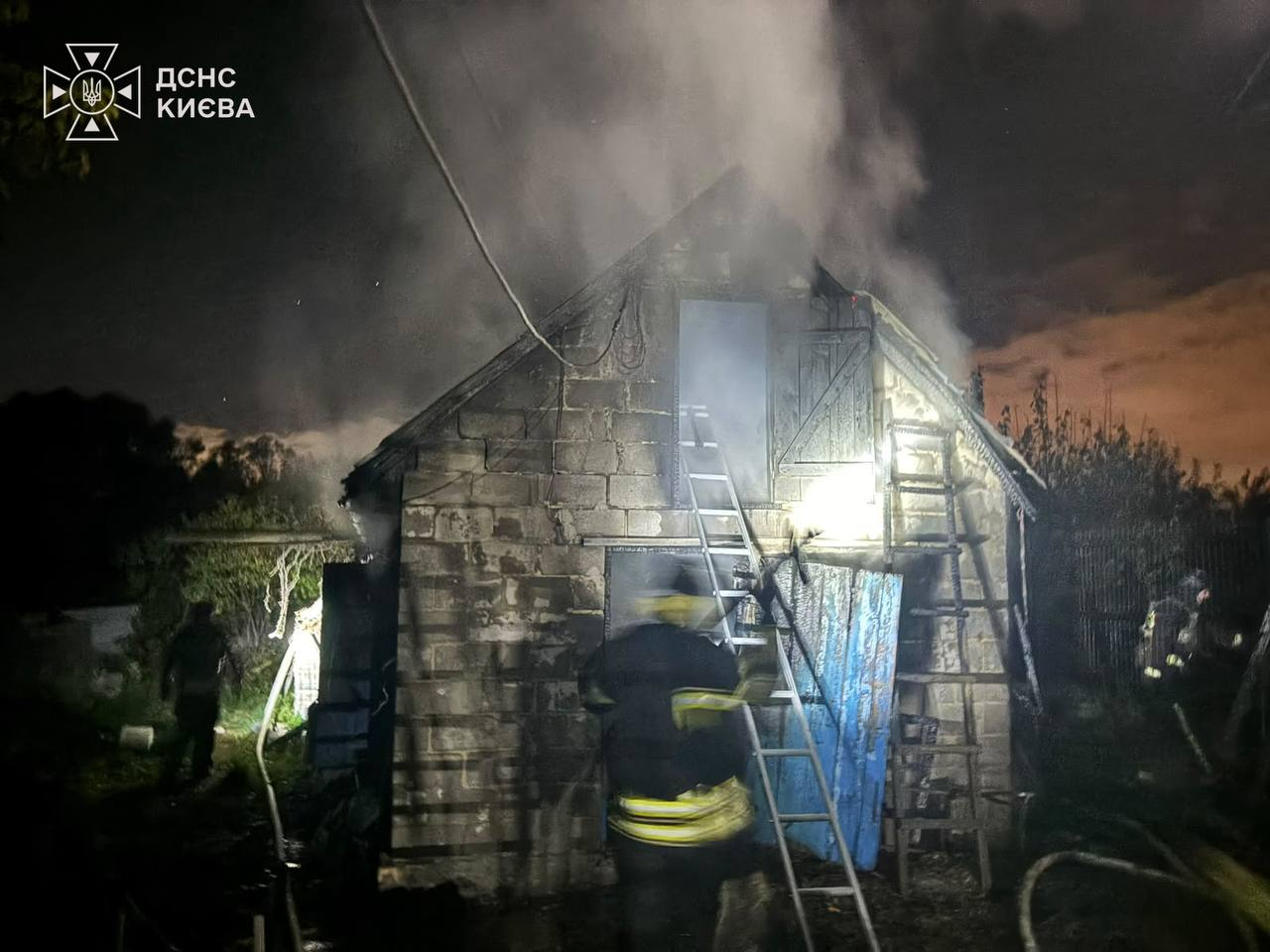 Окупанти обстріляли житловий сектор у столиці: фото наслідків фото 4
