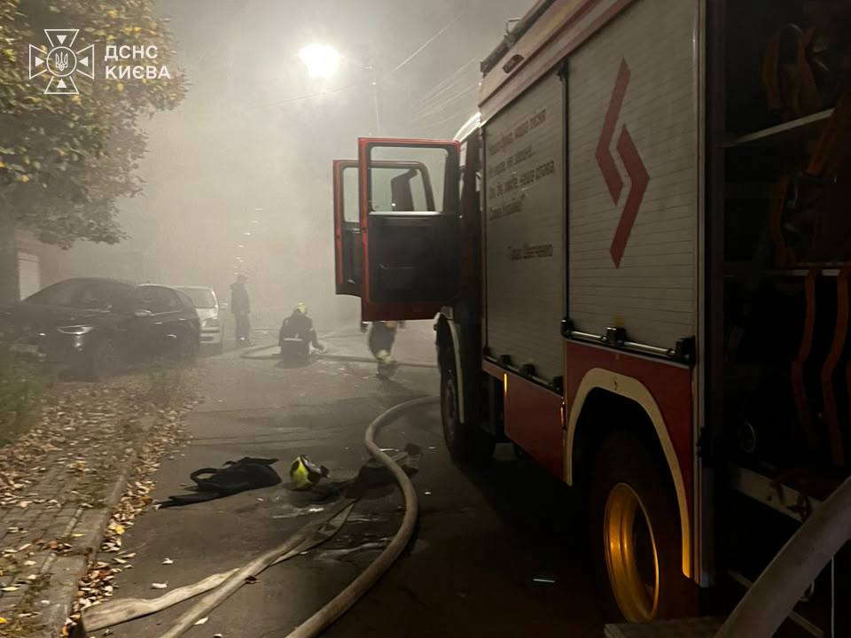 Окупанти обстріляли житловий сектор у столиці: фото наслідків фото 3
