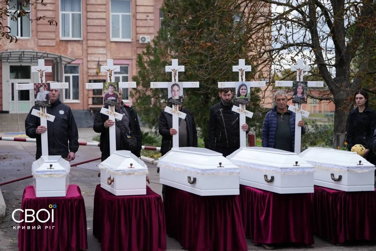 Дніпропетровщина попрощалася з п'ятьма дітьми з родини Воронових, яких вбила РФ фото 2