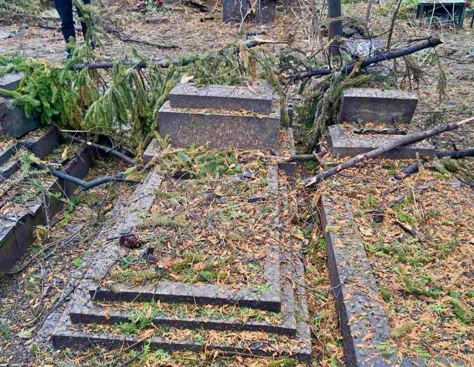 Окупанти атакували у Рівному кладовище, де поховані військові (фото) фото 2