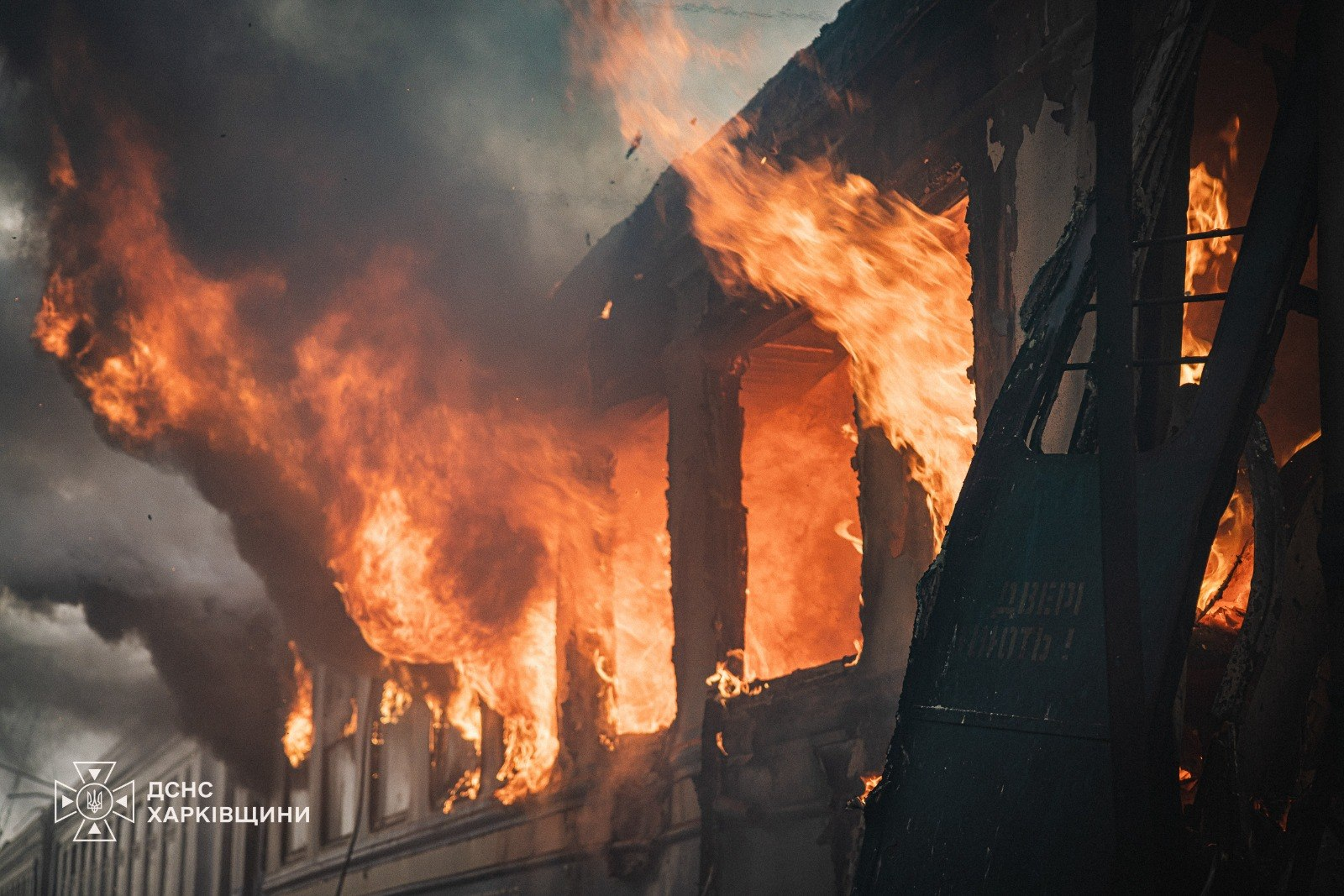 Окупанти вдарили по пасажирському електропоїзду в Харкові (фото) фото 3