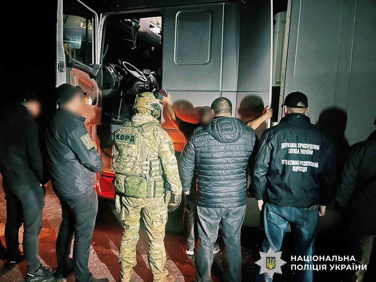 10 чоловіків у фурі з молоком. Викрито незвичну схему переправлення за кордон (фото) фото 1