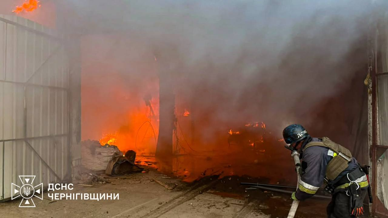 Удар по Чернігівщині: спалахнуло зерносховище, постраждали люди фото 1