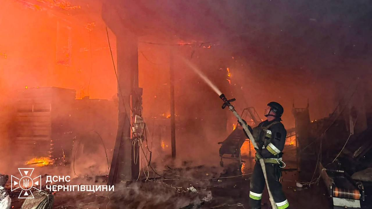 Удар по Чернігівщині: спалахнуло зерносховище, постраждали люди фото 2
