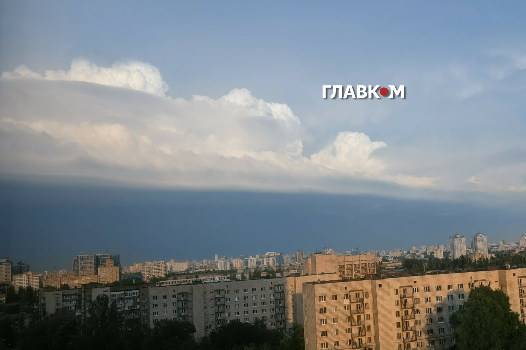 Небо над столицею затягнуло темними хмарами, насувається гроза (фото, відео) фото 3