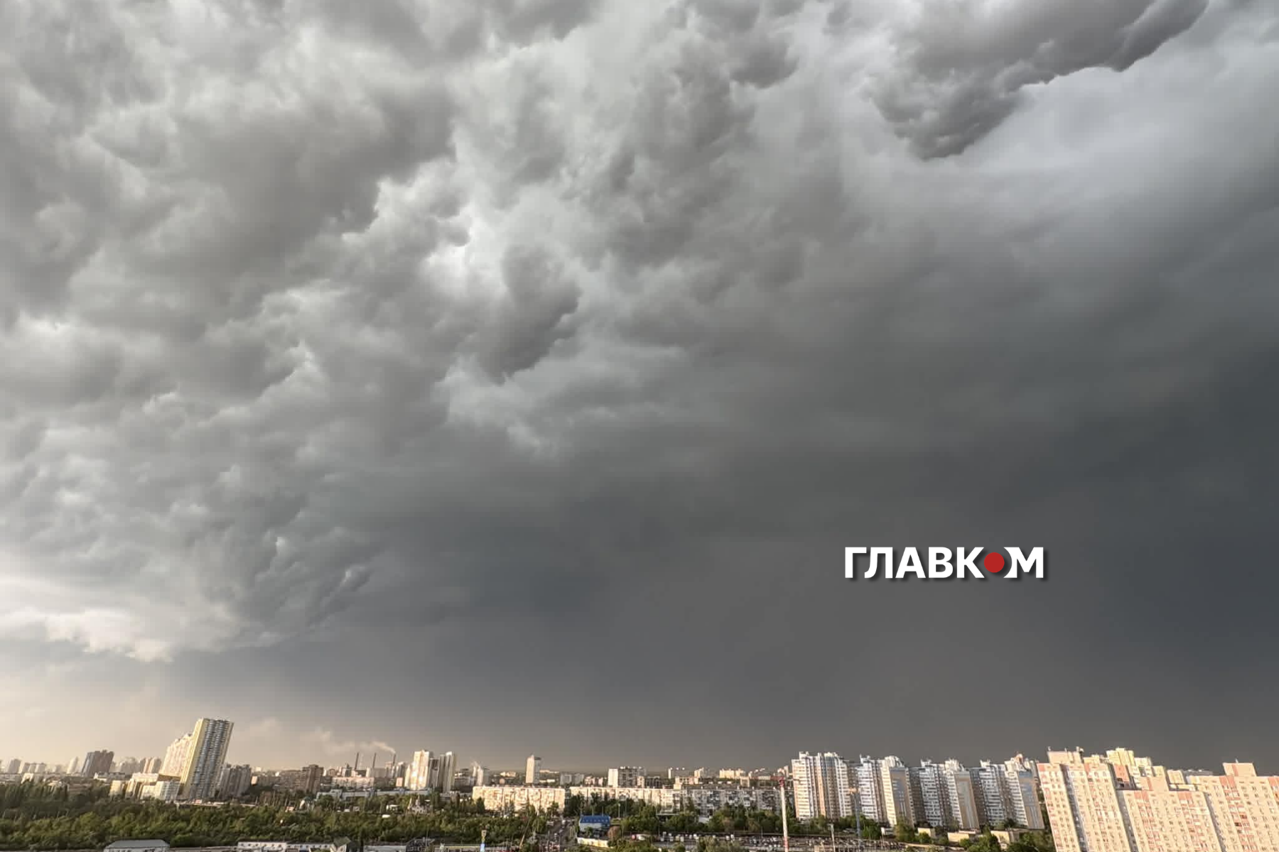 Небо над столицею затягнуло темними хмарами, насувається гроза (фото, відео) фото 4